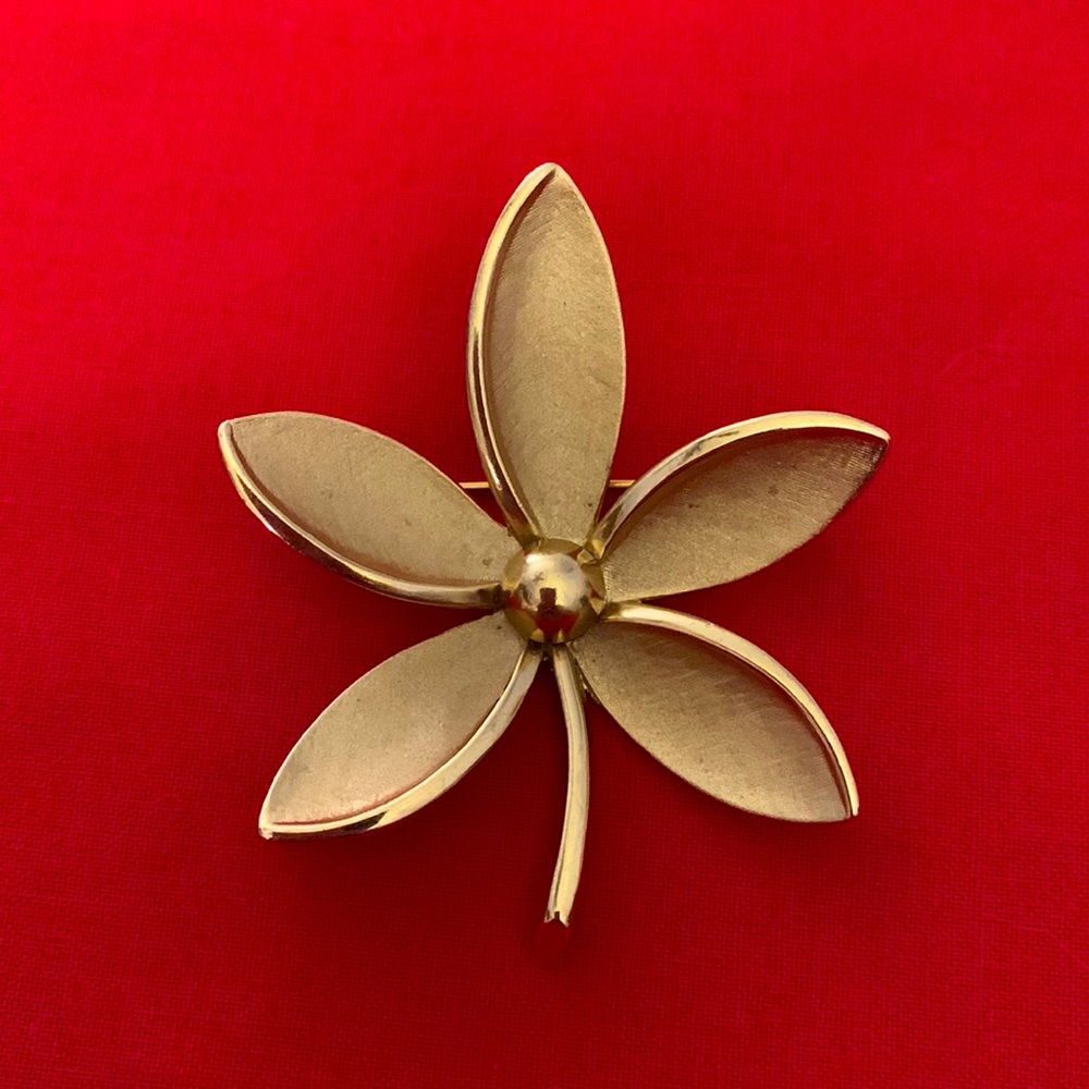 Vintage Trifari gold flower brooch